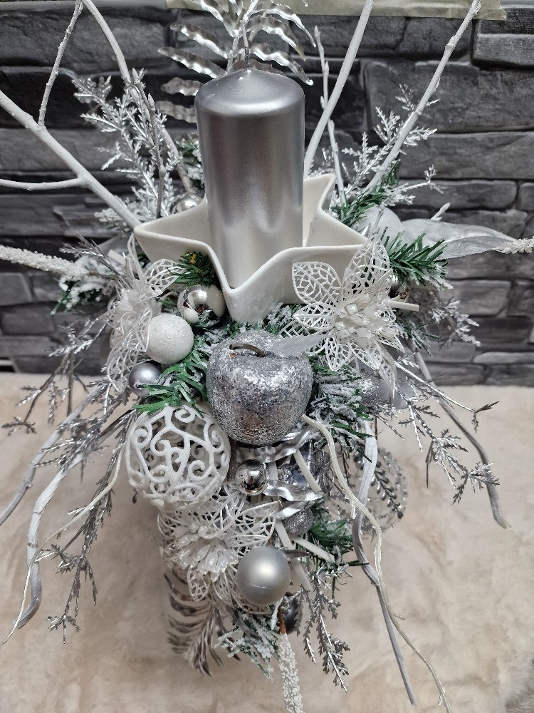 Vánoční vysoké aranžmá - svícen na stojanu