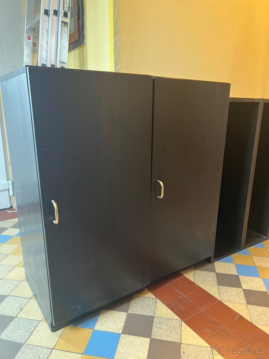 Skříňky a stůl za odvoz