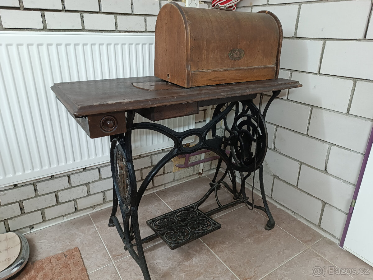 Šlapací šicí sroj se stojanem