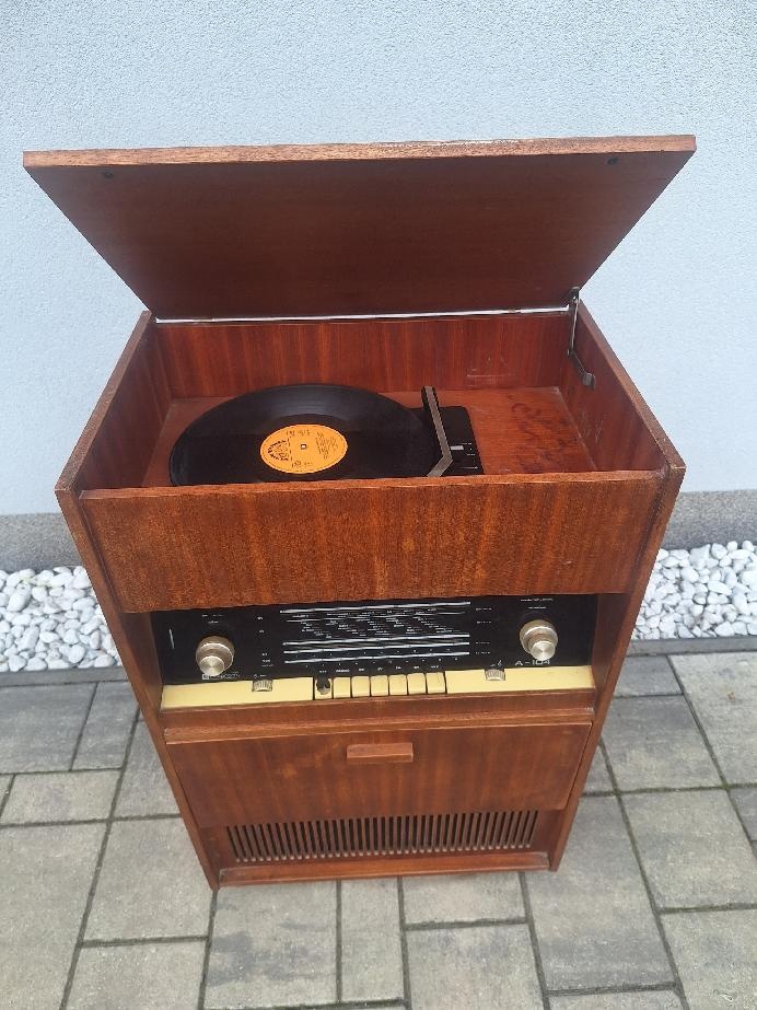 Starožitný rádio-gramofon RESPROM A-104 – kouzlo minulosti