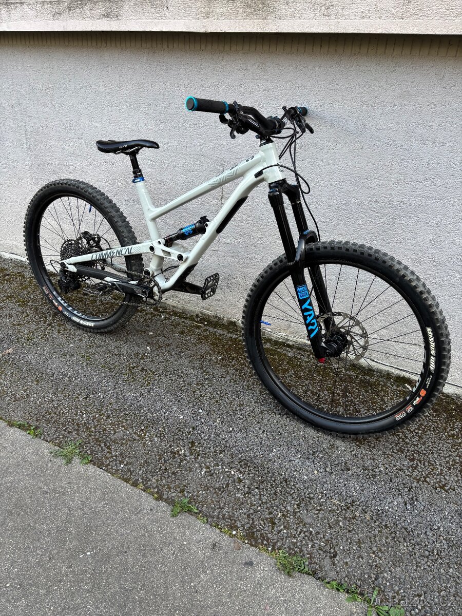 commencal clash