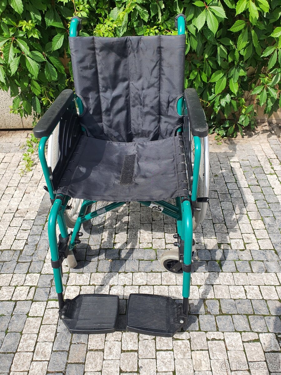 invalidní vozík Otto Bock má i brzdy pro doprovod