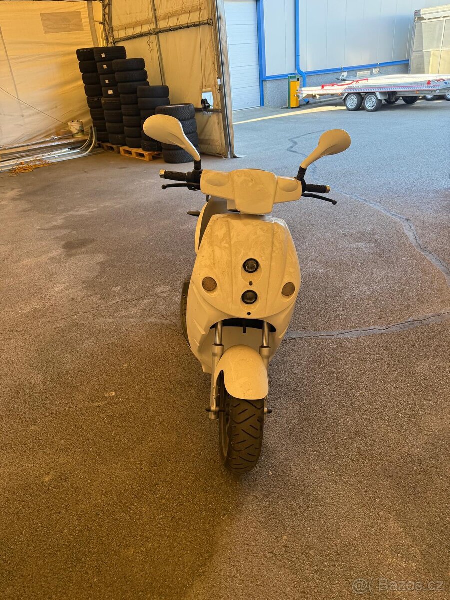 Elektroskůtr EON E-MAX 90S 2014 1130km