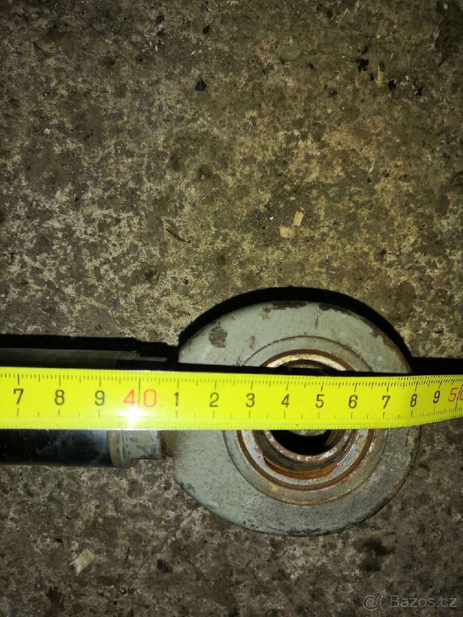 Hydraulické válce různých délek, průměrů.