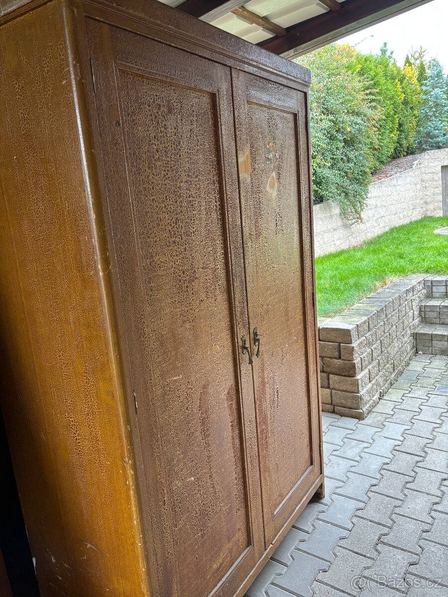 Stará celodřevěná skříň