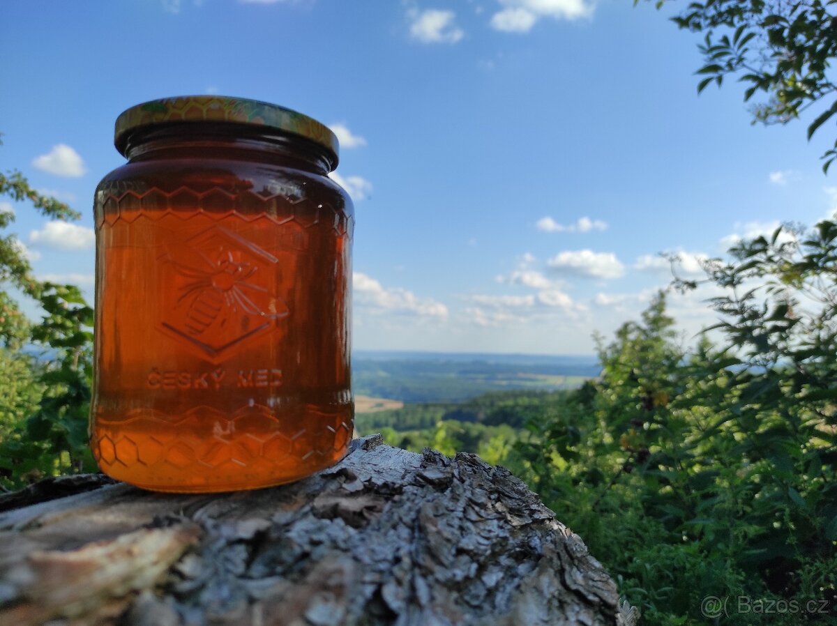 Kvalitní letošní med ze dvora