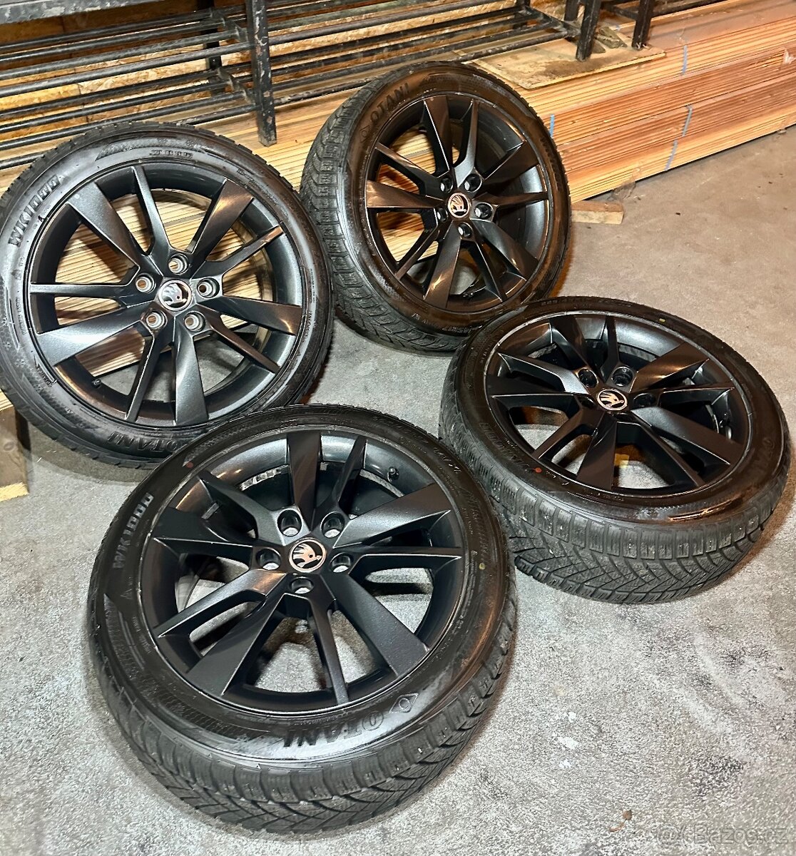 ALU Kola ŠKODA 5x112 R17 TRIUS Zánovní Zimní Pneu 225/45/17