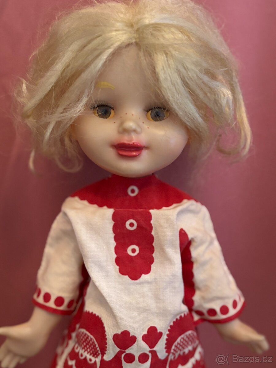 Stará retro sběratelská panenka, kroj