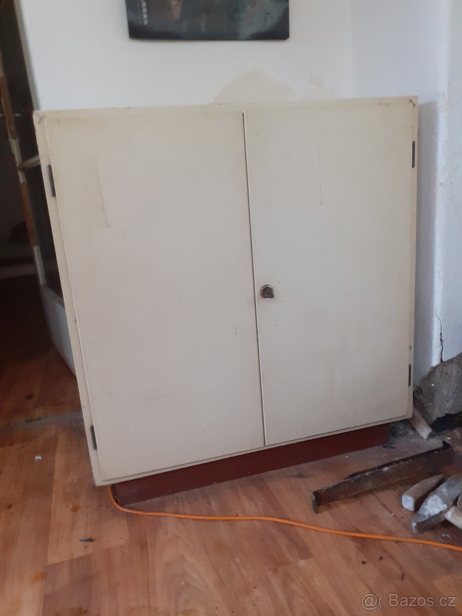 Dřevěná skříňka