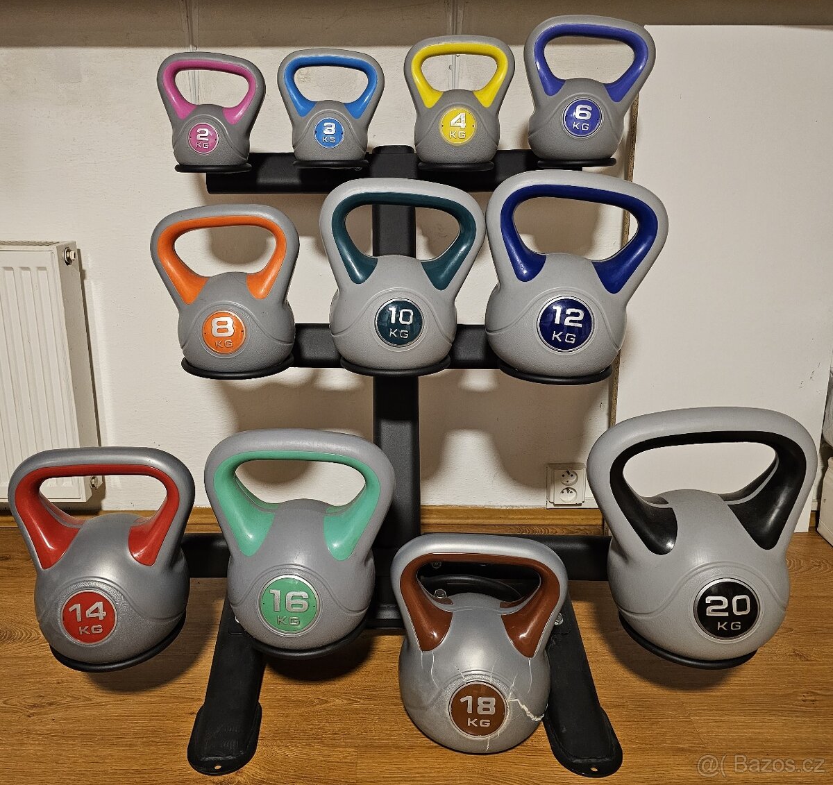 Stojan na kettlebell + kettlebely viz foto