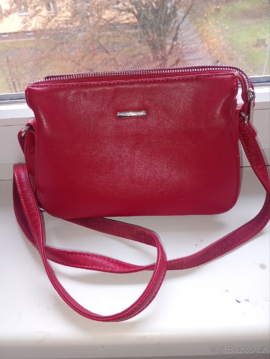 Červená kabelka