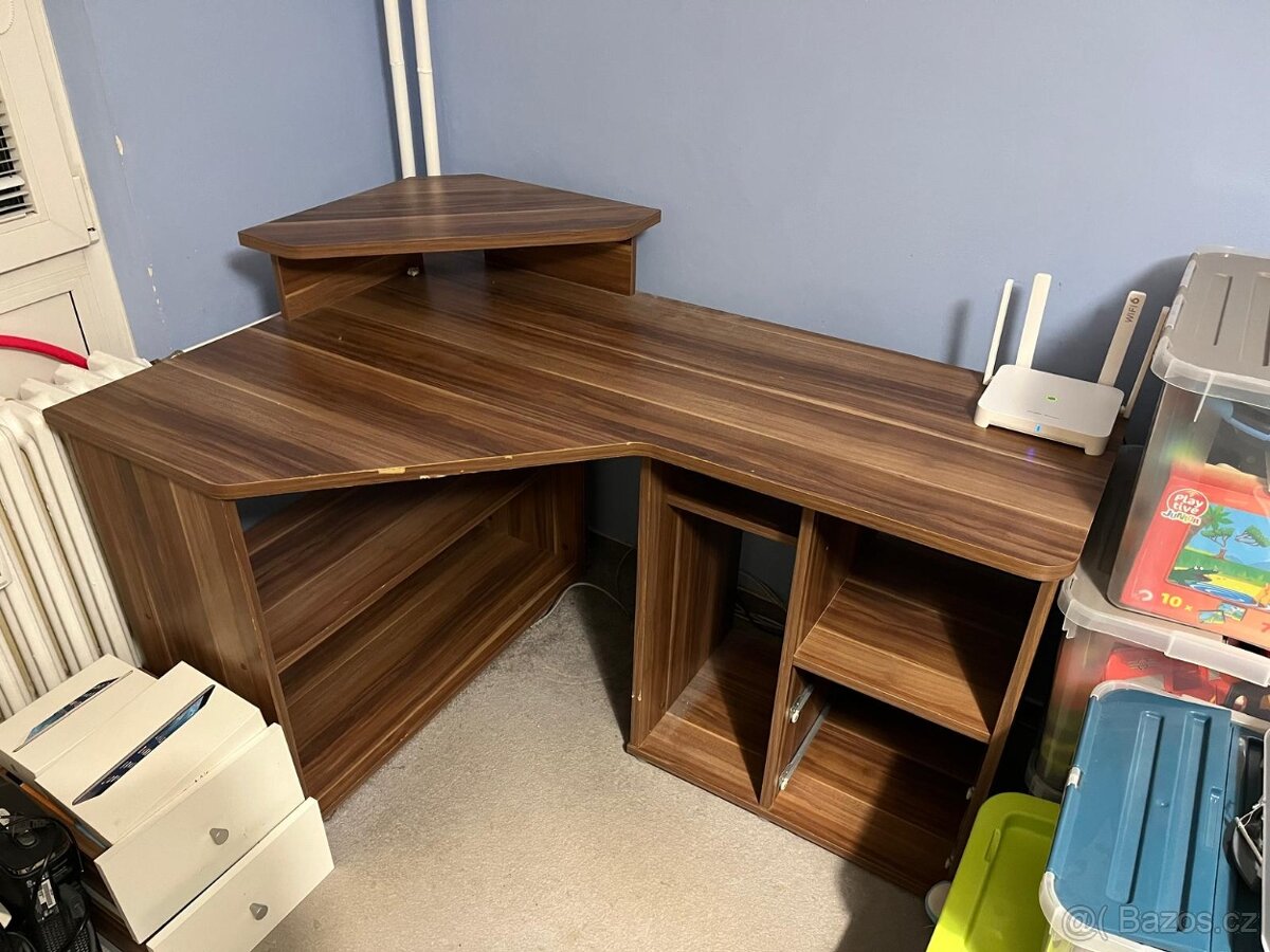 Rohový PC stul