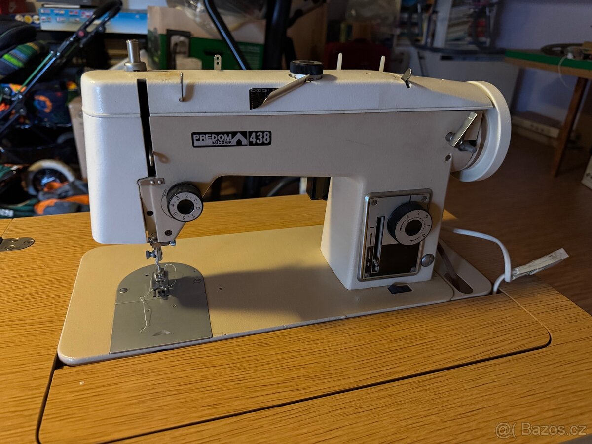 Retro skříňový šicí stroj Lucznik 438