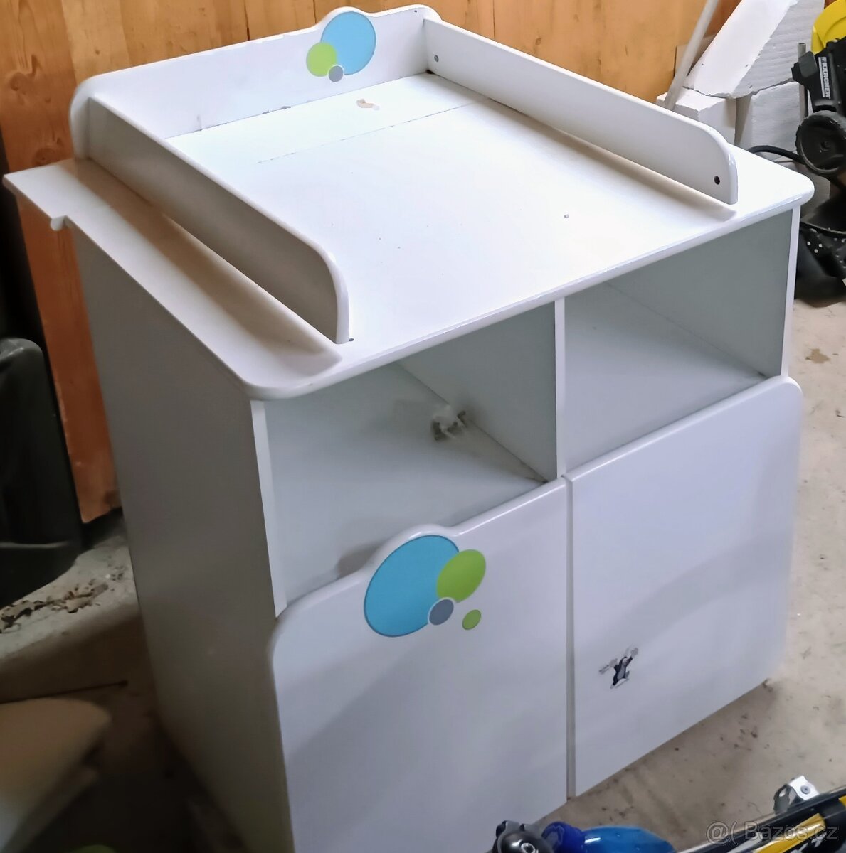 Skříň, přebalovací pult, postylka