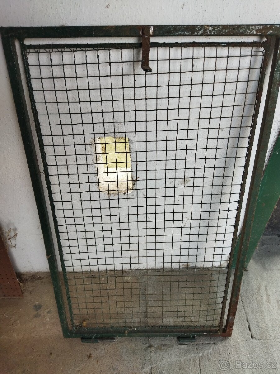 Dvířka z pletiva na králíkárnu