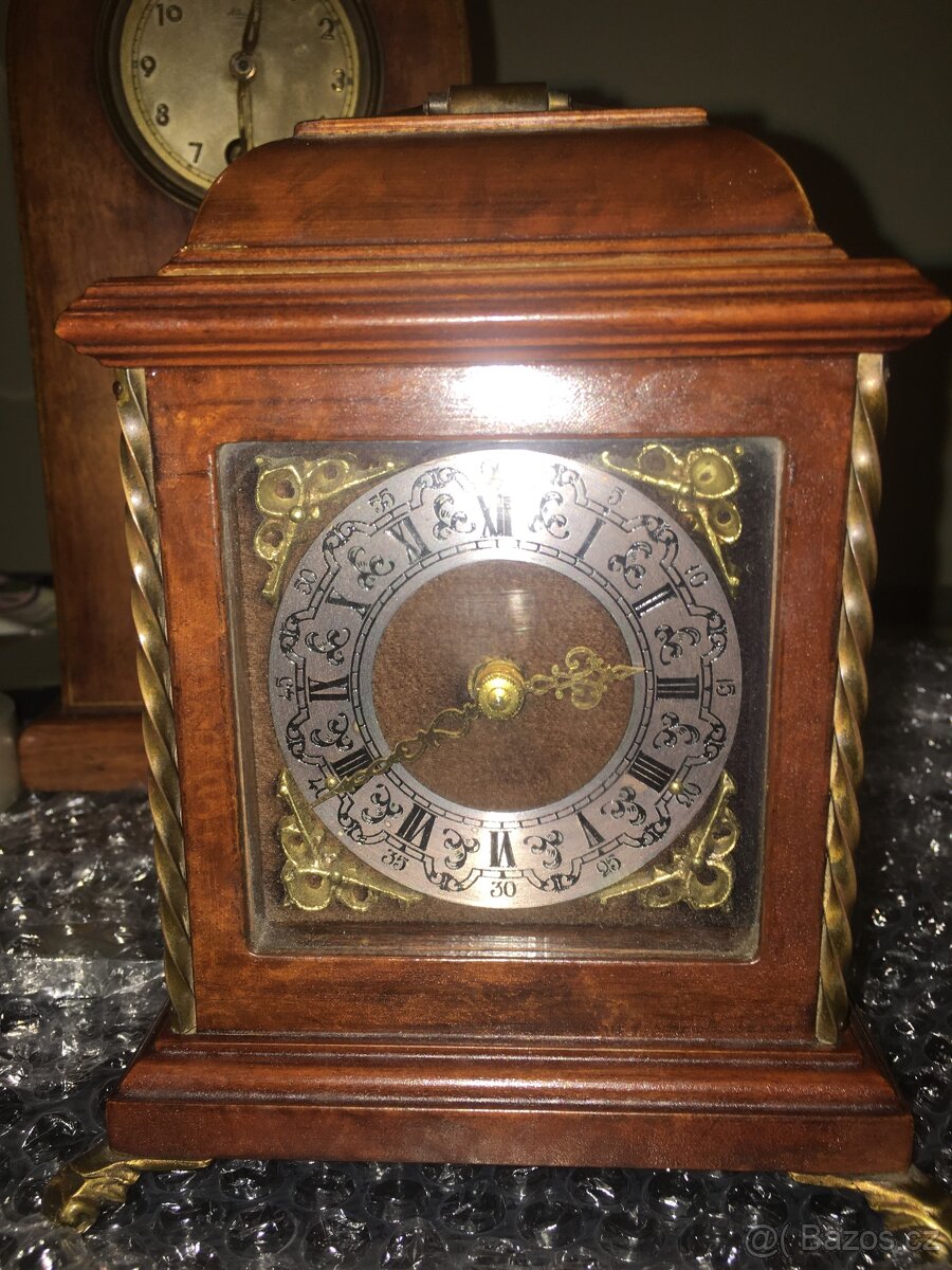 Staré stolové hodiny
