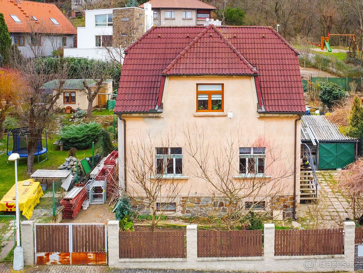 Prostorný viladům se třemi byty v klidné rezidenční ulici, P