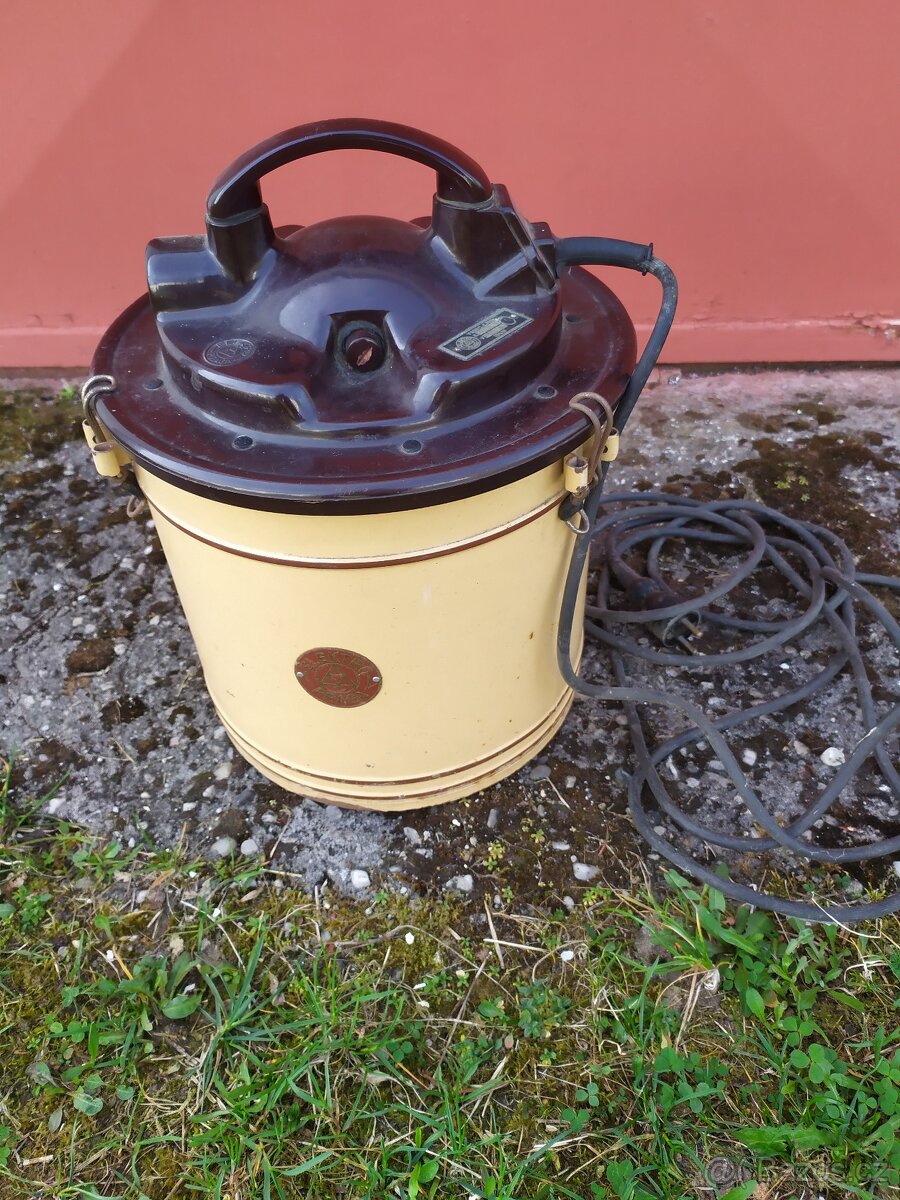 Historický vysavač Elektro Praga.