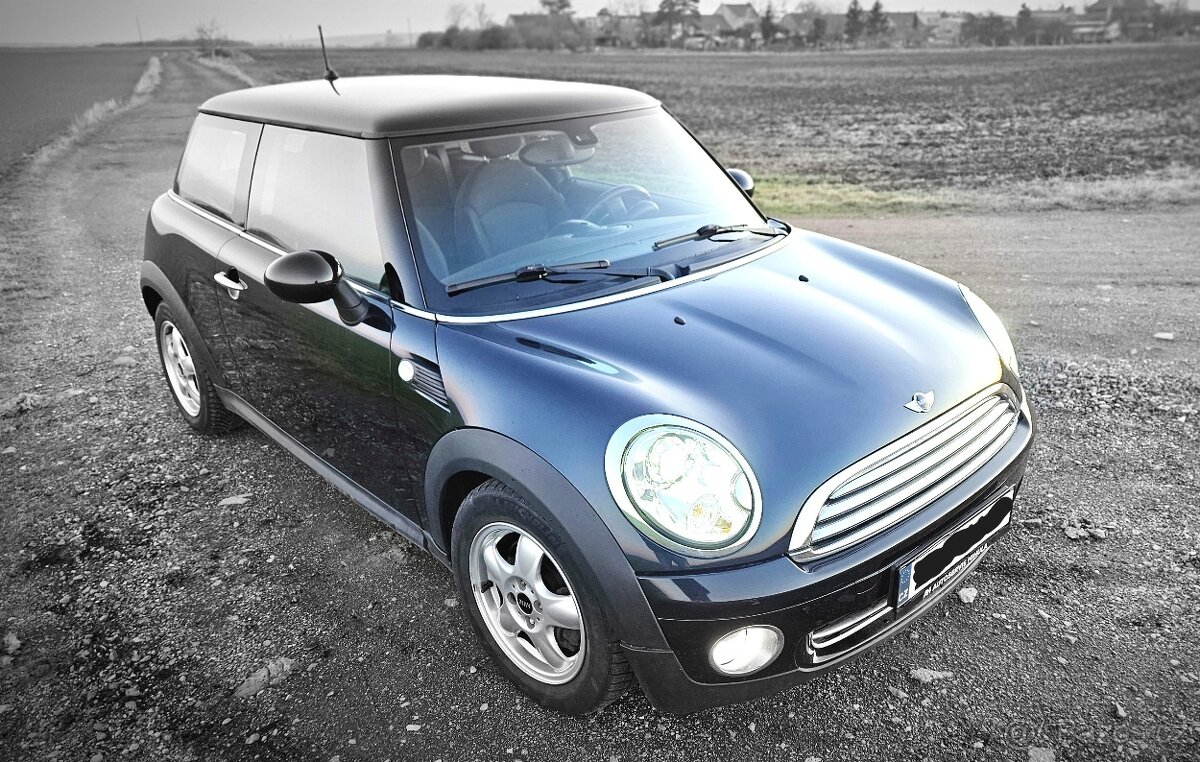 Mini Cooper 1.4i 2007 v krasnem stavu