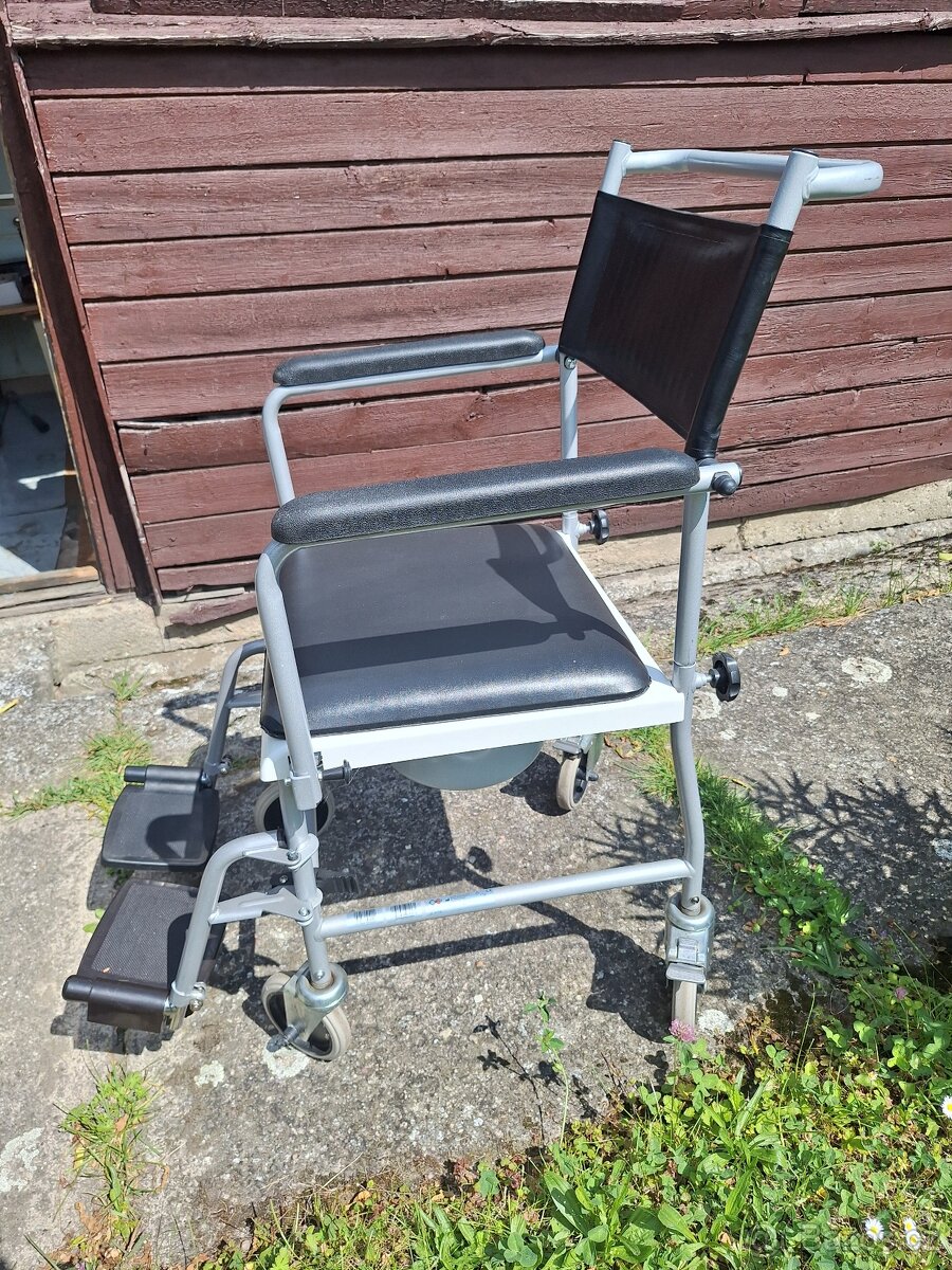 téměř nové Toaletní křeslo pojízdné (gramofon)