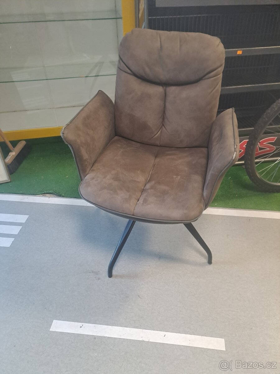 2 kusy jídelní židle kus 700kc