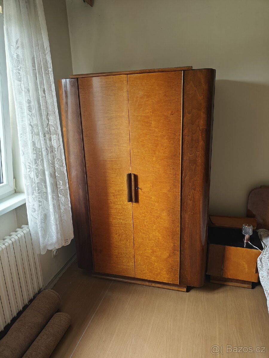 starožitné skříně
