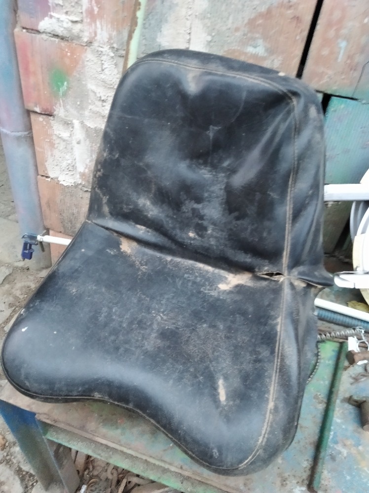 Prodám sedačku na ZETORA,destu- mechanicky odpruženou