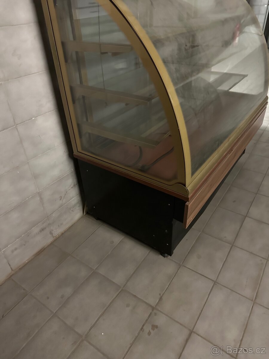 Chladící vitrína na dorty zákusky