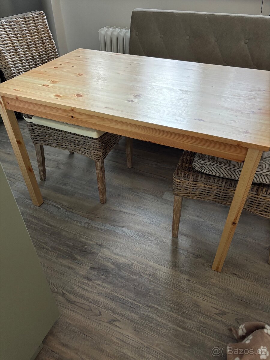 Jídelní borovicový stůl