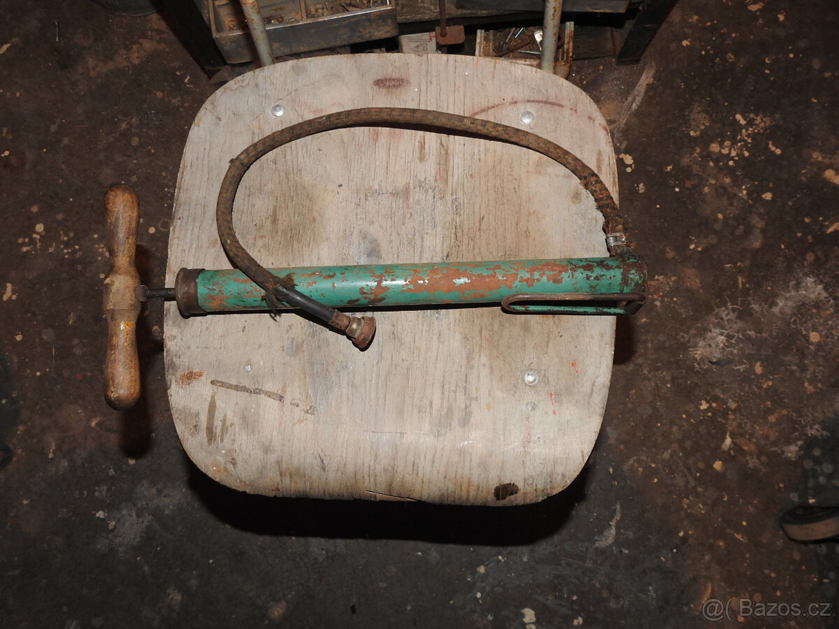 Stará hustilka ruční pupička pro veterána