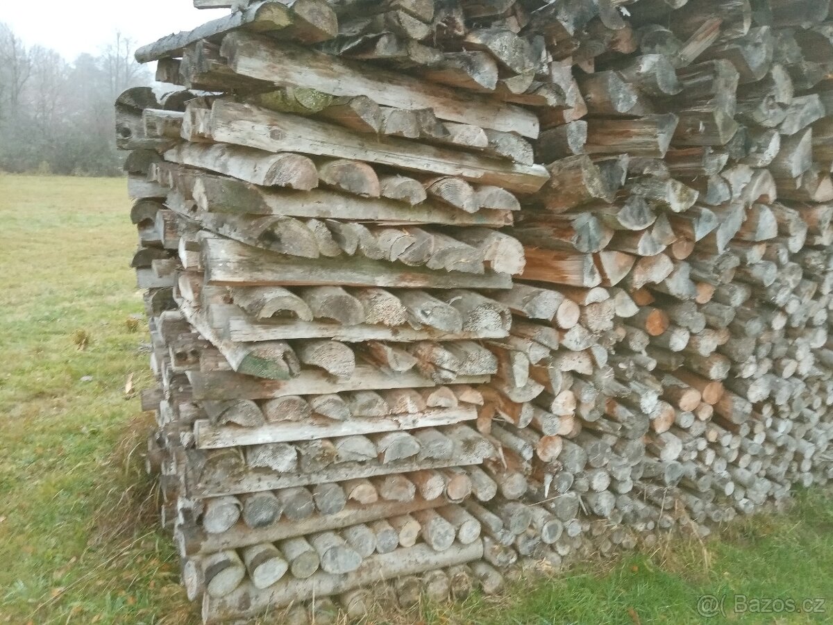 Smrk štípané dřevo