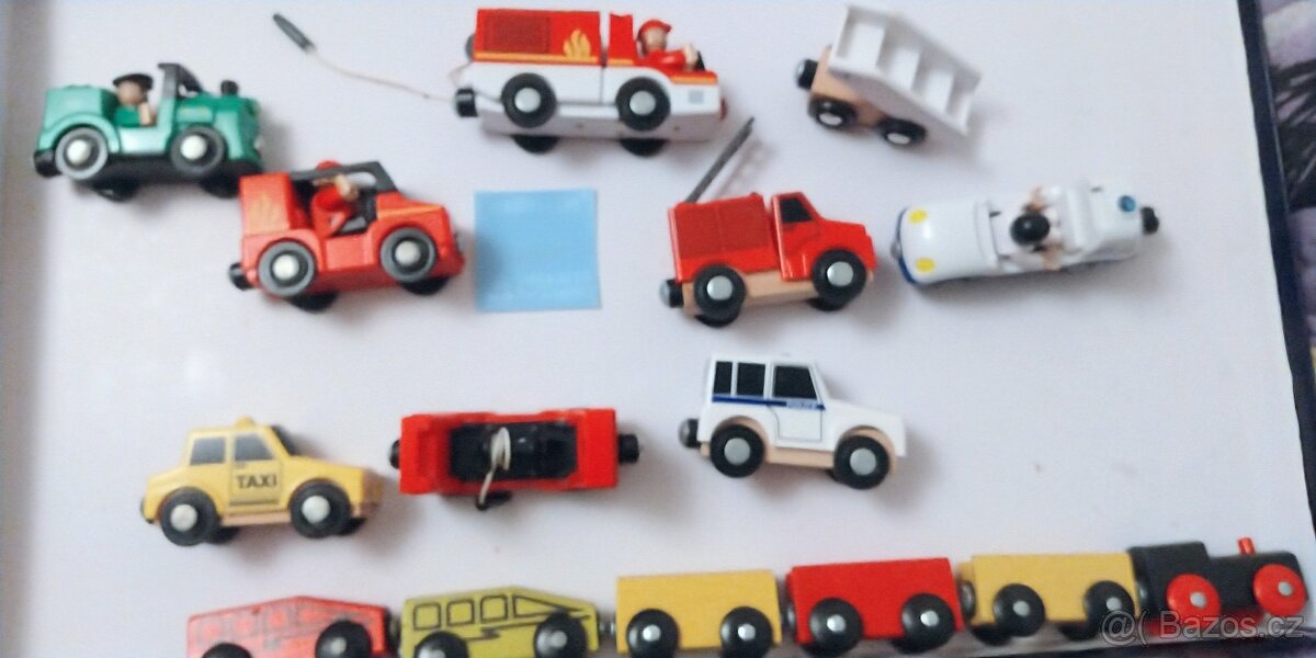 Vláčky mašinka auta na dřevěnou vláčkodrahu