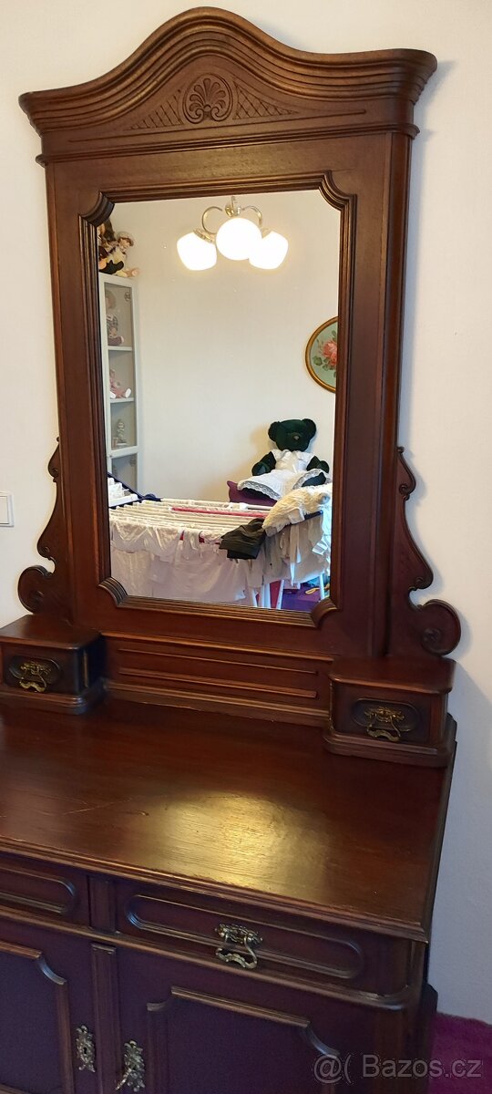 skřinka se zrdcadlem