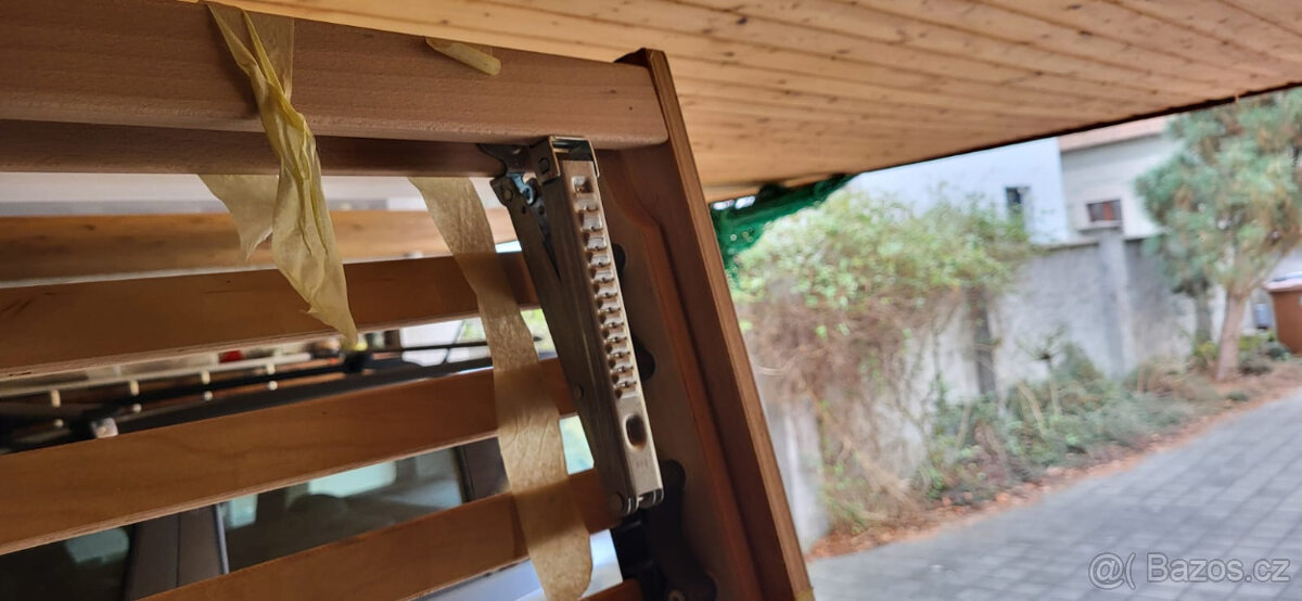 Postel z masivu s polohovacím roštem