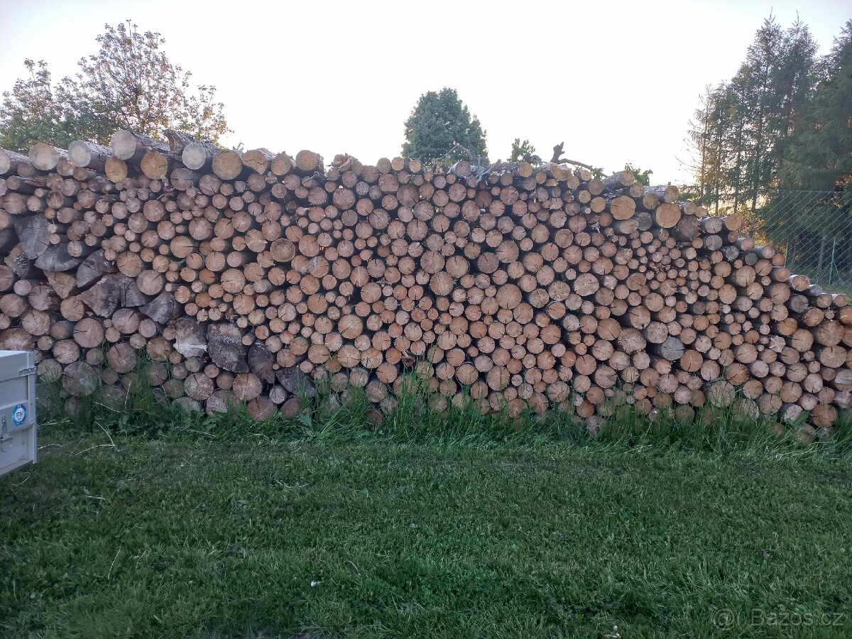 Suché smrkové palivové dřevo
Suché smrkové palivové dřevo –