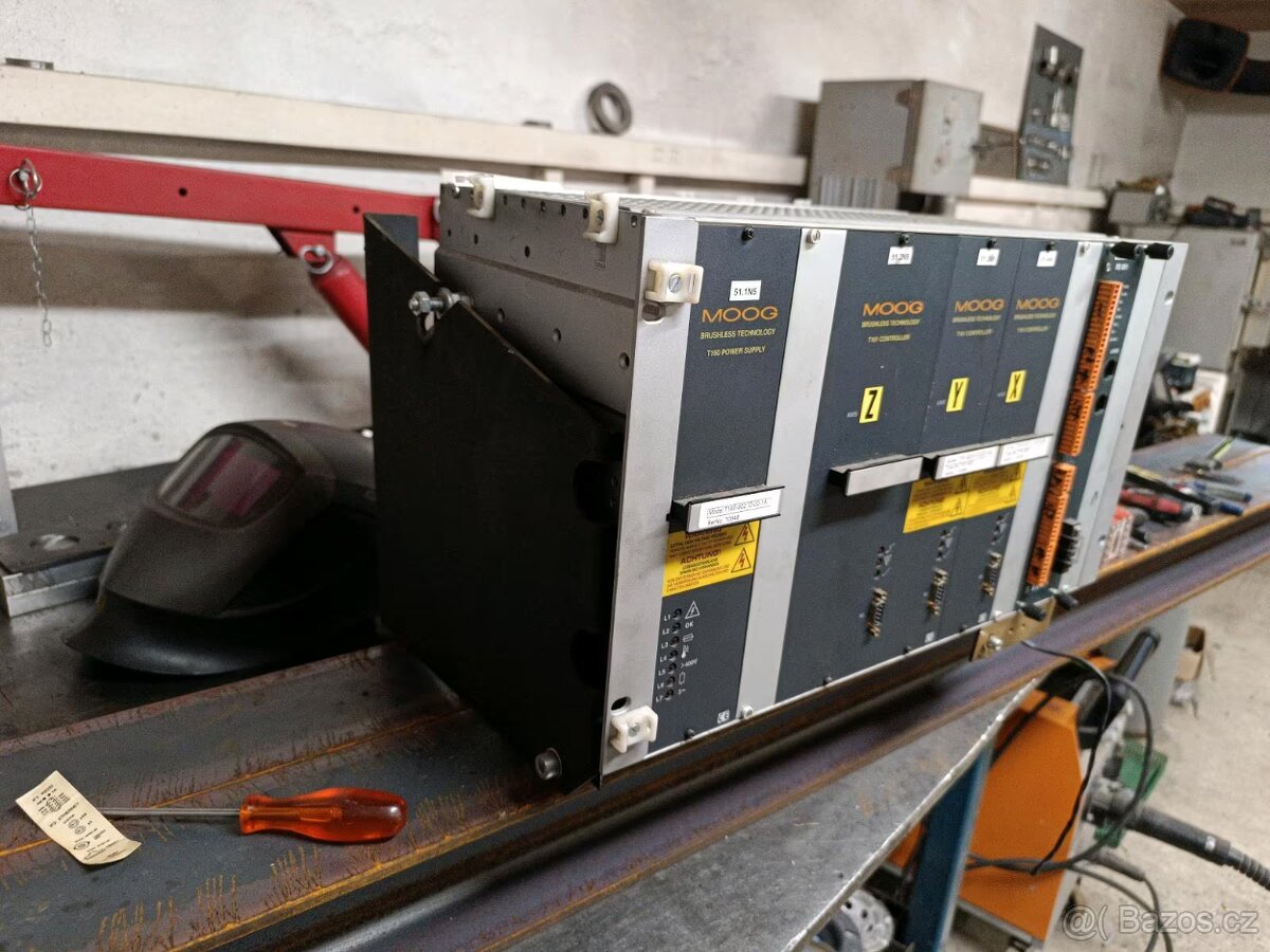Rack s regulátory Moog T161 a bezpečnostní deskou RS 091