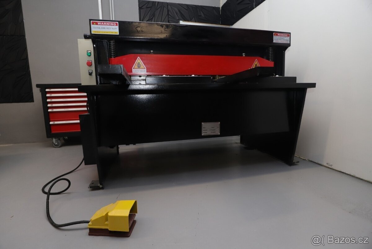 Elektromechanické tabulové nůžky 1300/3