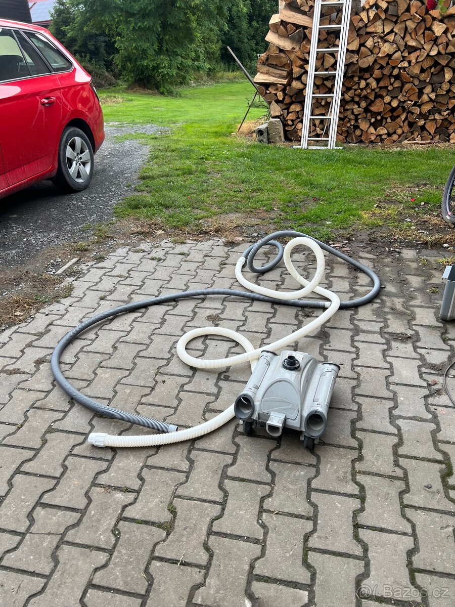 vysavač intex