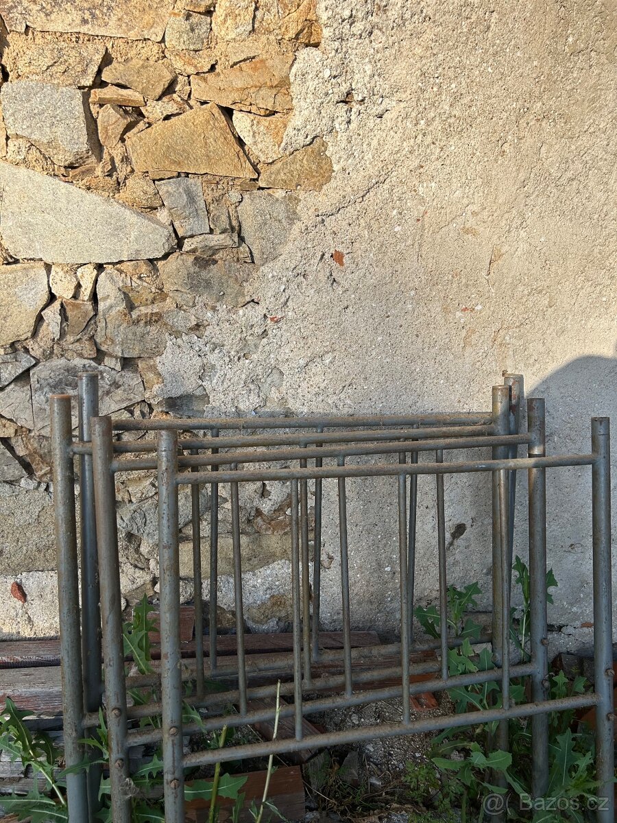 2x stará kovová postel