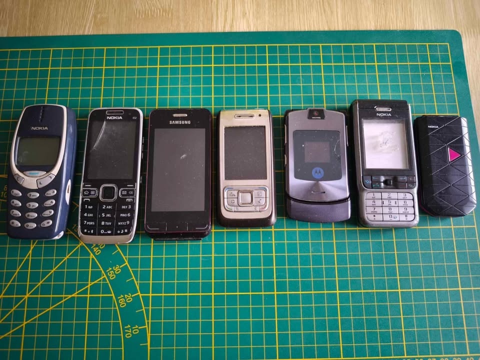Staré mobilní telefony na díly atd.
