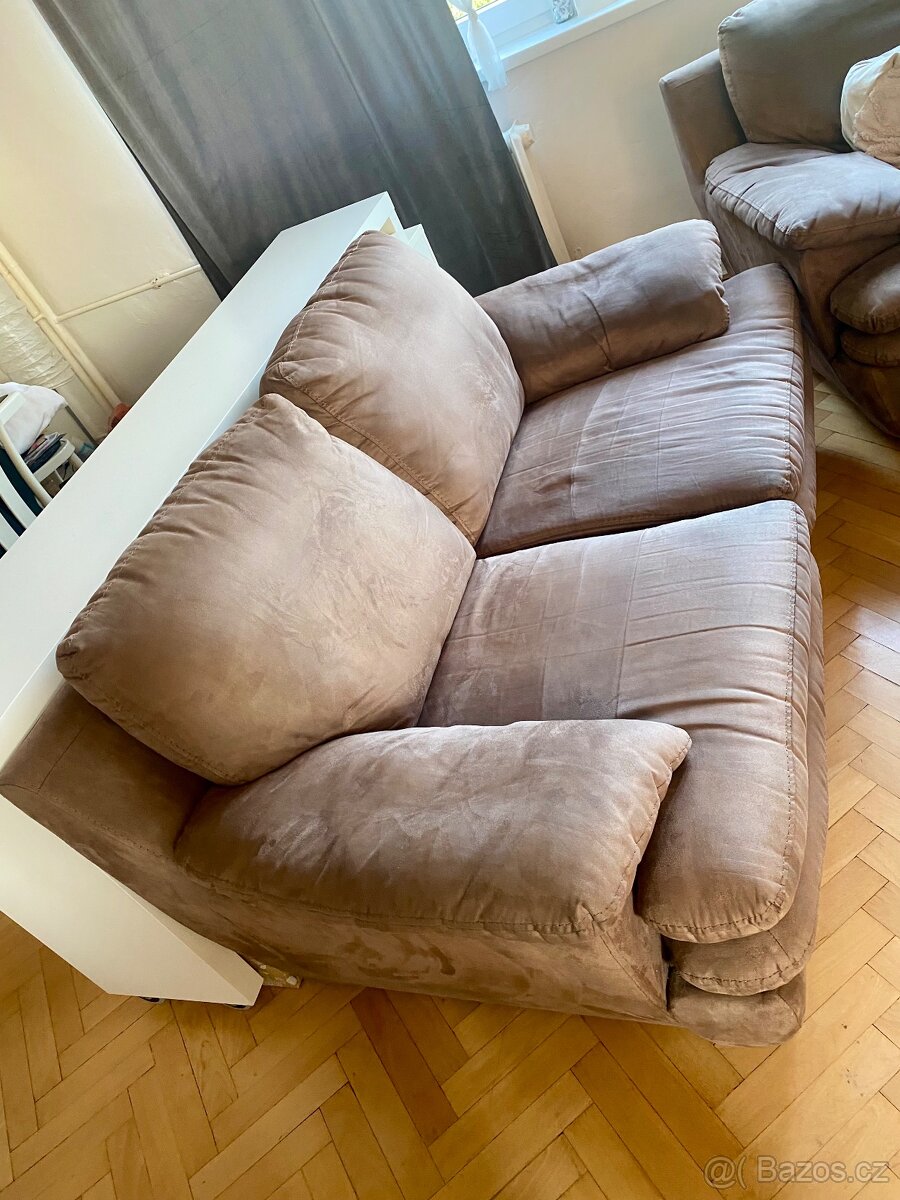 Elegantní dvoumístná sedačka z jemného mikrovlákna