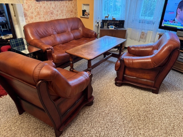 Sedací kožená souprava z masivu + konferenční dřevěný stůl