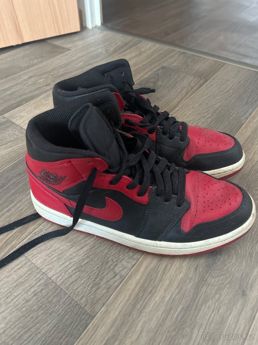 Air jordan 1 mid banned