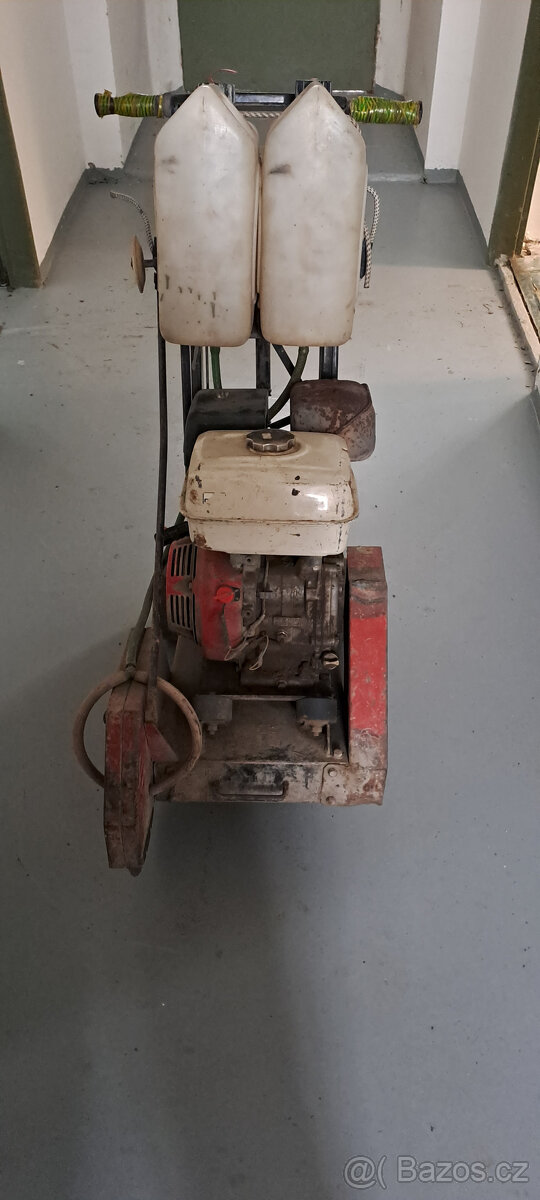 Prodám řezačku spár na asfalt + beton