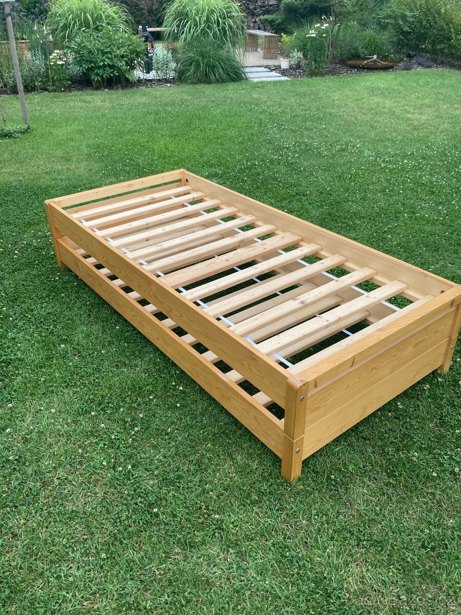 Stohovatelné dřevěné postele 2ks