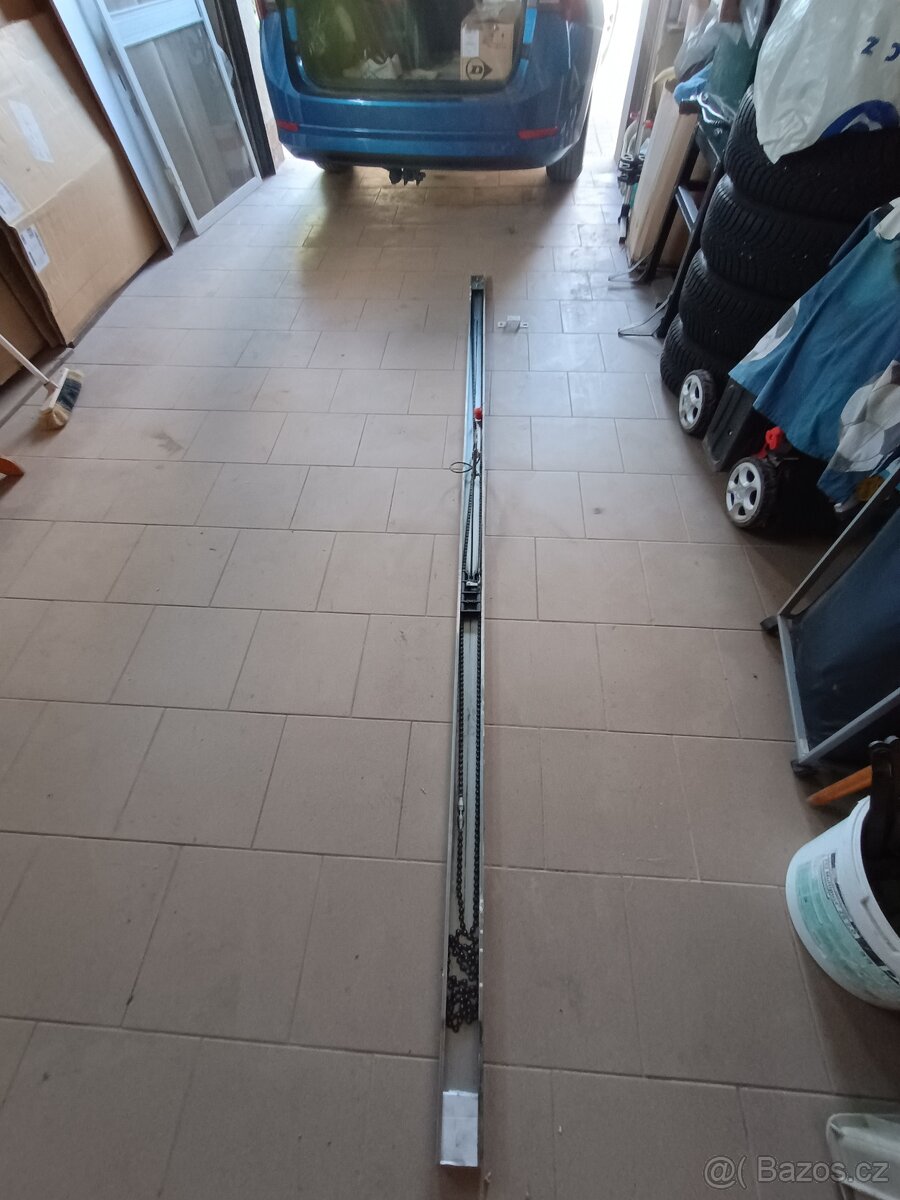 Kolejnice s řetězem na garážová vrata