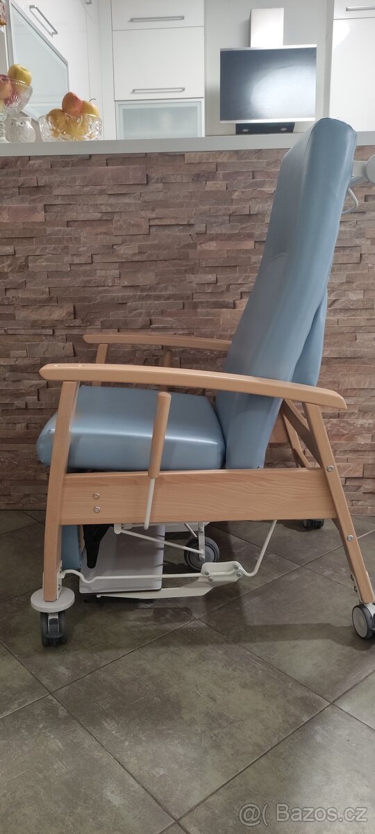 Pečovatelské polohovací křeslo