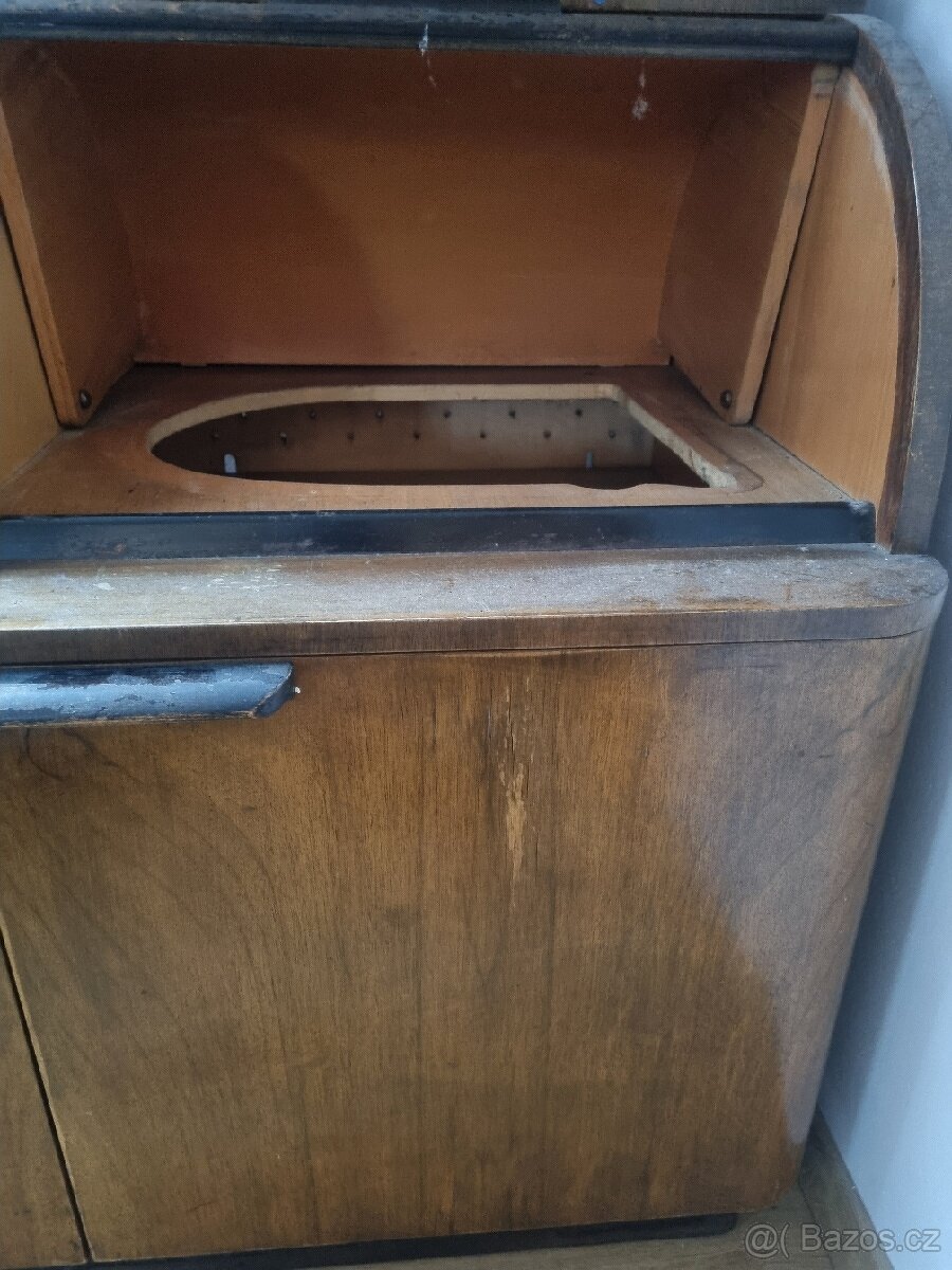 Prodám starý nábytek na gramofon