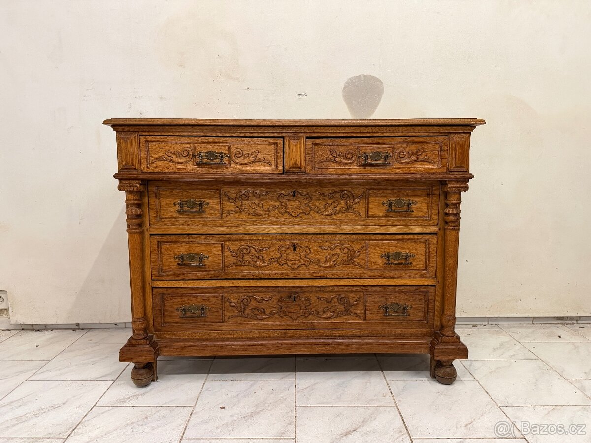 Starožitná masivní komoda