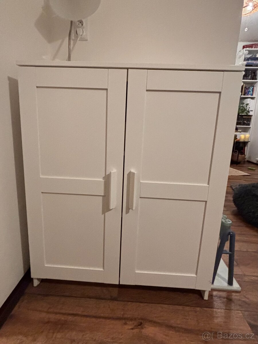 bílá komoda IKEA